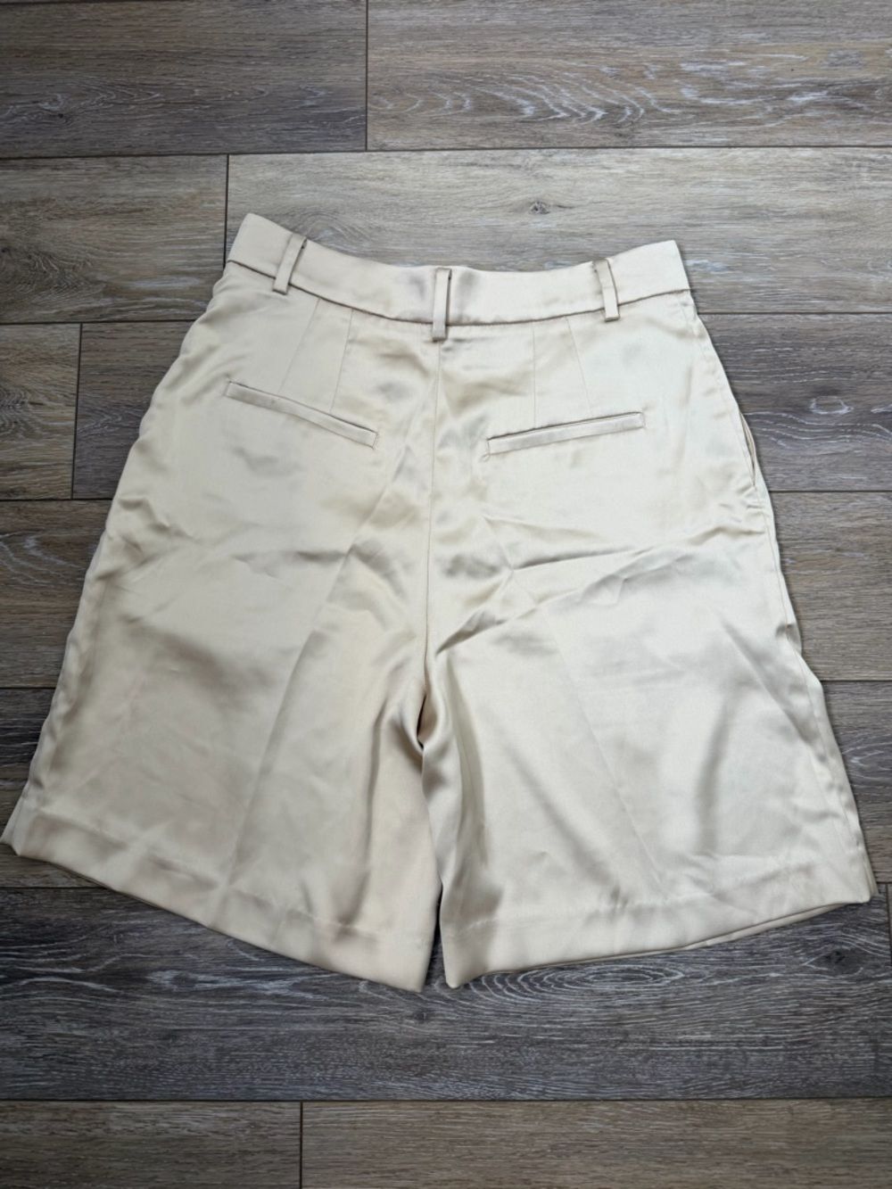 Banana Republic Satin High-Waist Pleated Cream Shorts Sz 4 - Picture 2 of 4